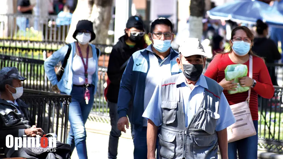 Un grupo de gente camina por la calle con barbijo. DICO SOLÍS