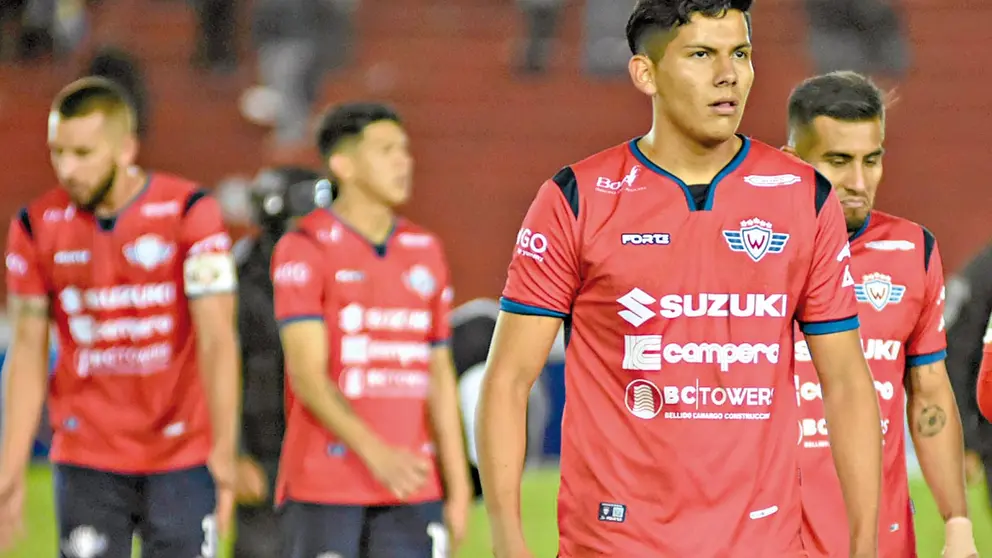 Los jugadores de Wilstermann dejan el terreno de juego del estadio Félix Capriles.  ARCHIVO