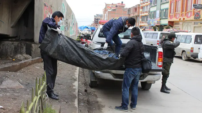 El cuerpo del hombre que muri&oacute; en la v&iacute;a p&uacute;blica de El Alto. URGENTE.BO