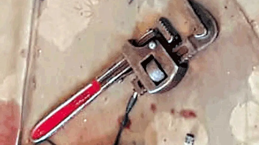 La llave Stillson que fue hallada en la escena del crimen. CORTESÍA