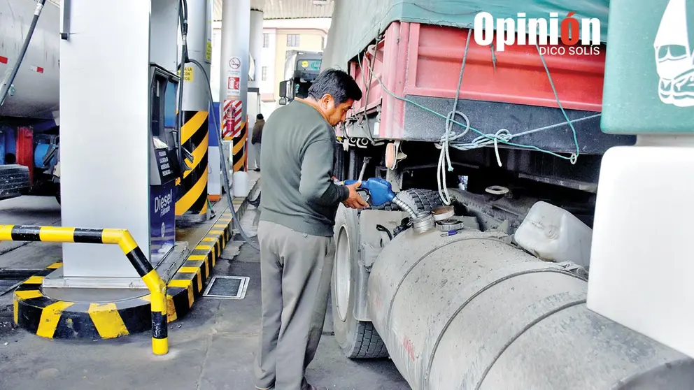 Un transportista carga su tanque de diésel, en Cochabamba. DICO SOLÍS