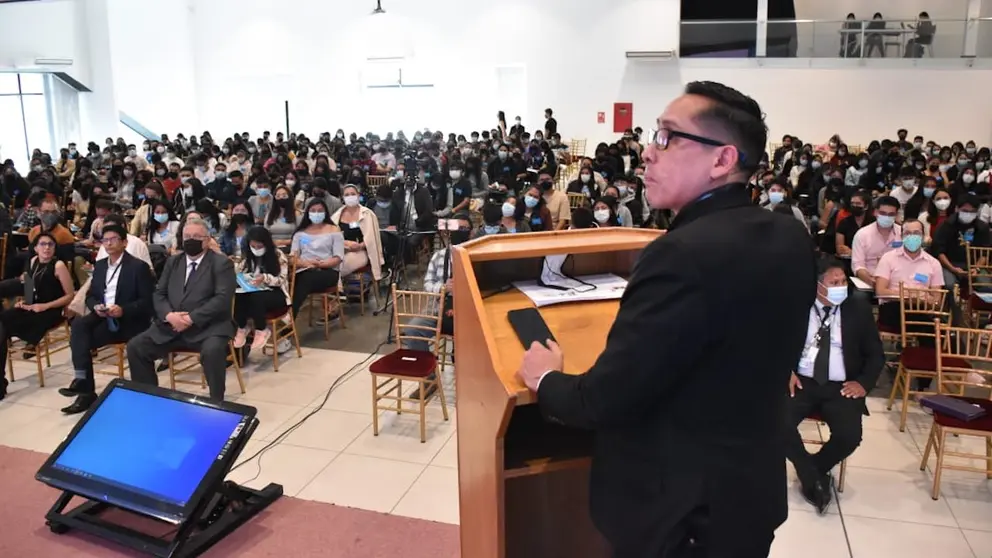 Rodrigo Arce realiza una disertación en la primera jornada del Congreso Internacional de Infectología, organizado por Unifranz. NOÉ PORTUGAL