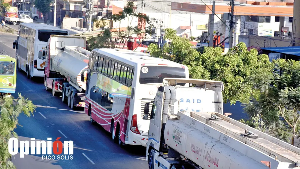 Fila de transportistas que esperan cargar diésel en el surtidor Los Álamos. DICO SOLIS