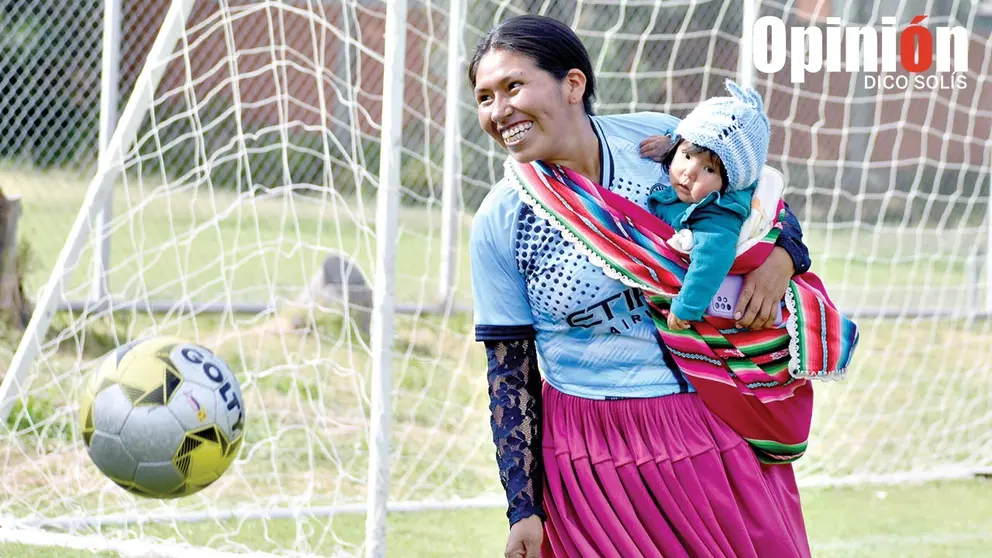 Rita Nina, una mujer futbolista hincha de Aurora, con su bebé.  DICO SOLÍS