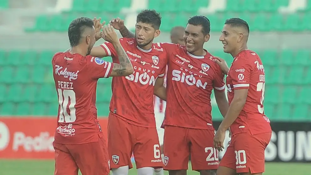 Los Inmobiliarios festejan la conquista de un gol en el torneo Apertura. APG