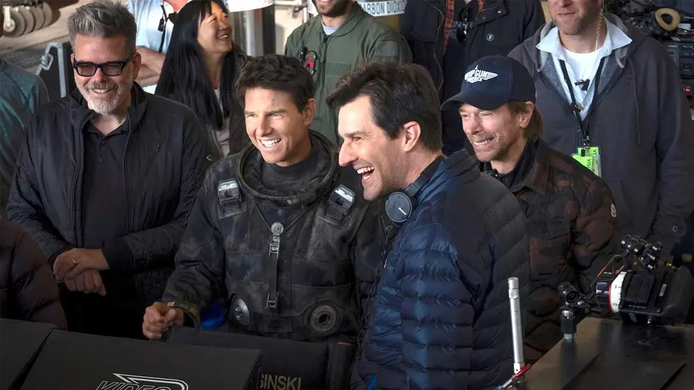 Fotografía cedida por Paramount Pictures donde aparece el director de cine Joseph Kosinski (d delante) junto al actor Tom Cruise (2i), durante el rodaje de la película "Top Gun- Maverick". EFE