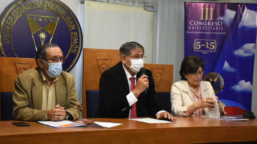 El rector de la UMSS, Julio Medina, en conferencia de prensa. DICO SOL&Iacute;S