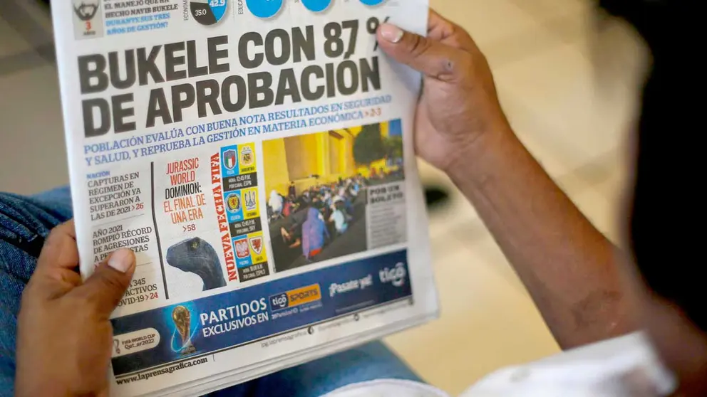 Un hombre sostiene un periódico salvadoreño hoy, en San Salvador (El Salvador). EFE