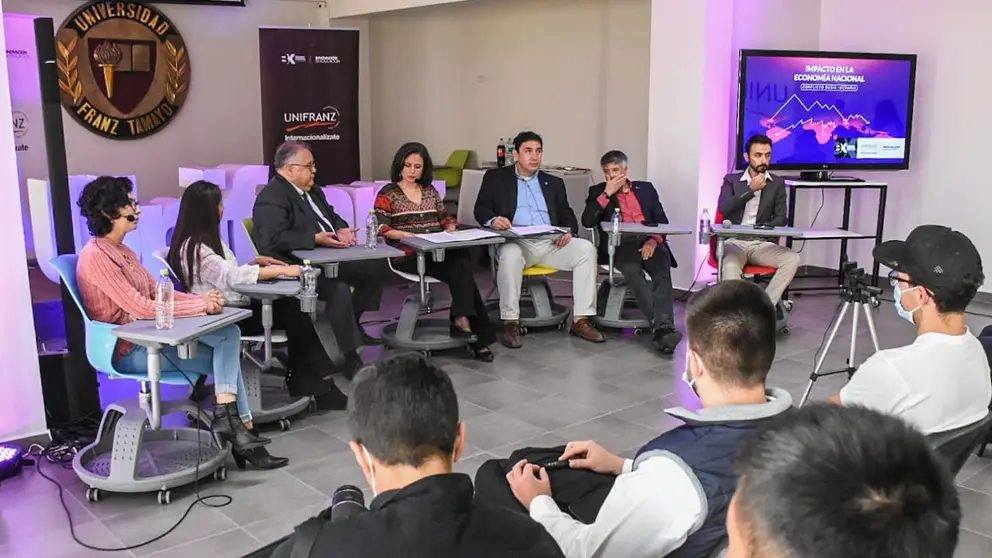 Panelistas y participantes de un  conversatorio en la Unifranz. Dico Solis