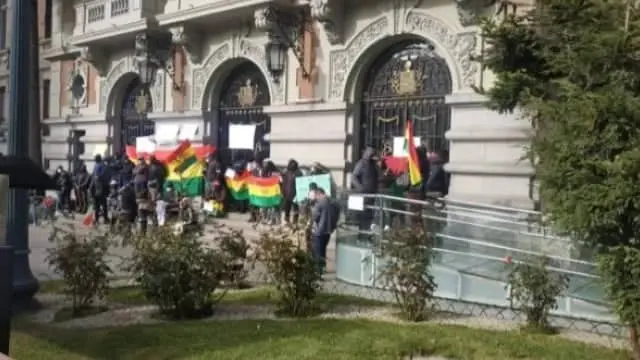La protesta de los exguardias de la Alcald&iacute;a pace&ntilde;a. OX&Iacute;GENO.BO