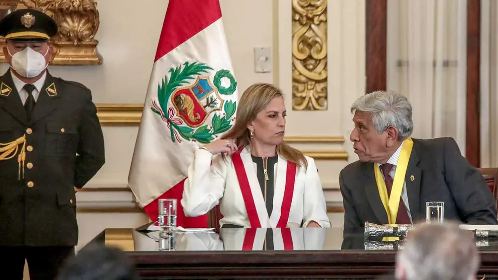 La presidenta del Congreso peruano, María del Carmen Alva (c), en una fotografía de archivo. EFE