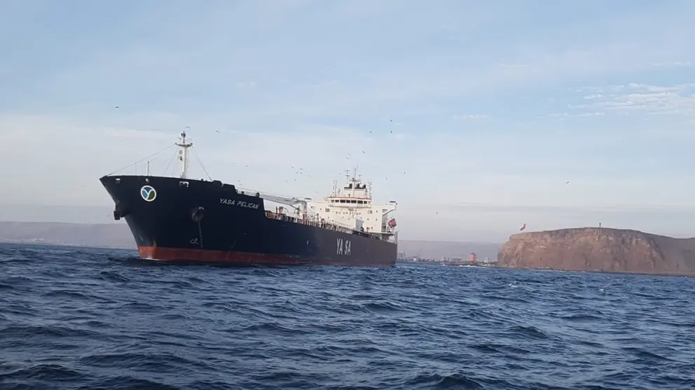 El buque cisterna que transporta el combustible. AN-YPFB