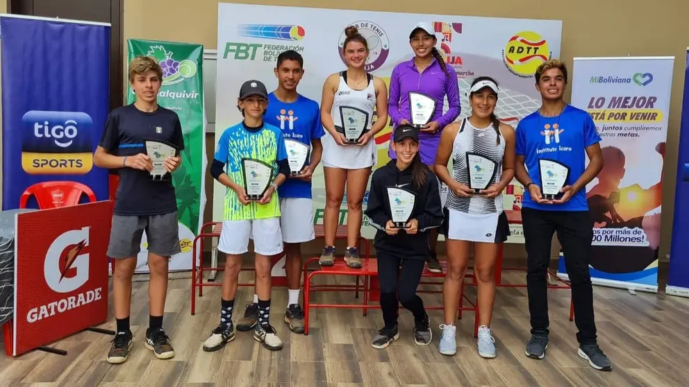 Foto: Tenistas que conquistaron los t&iacute;tulos. ASOCIACI&Oacute;N DE TENIS TARIJA