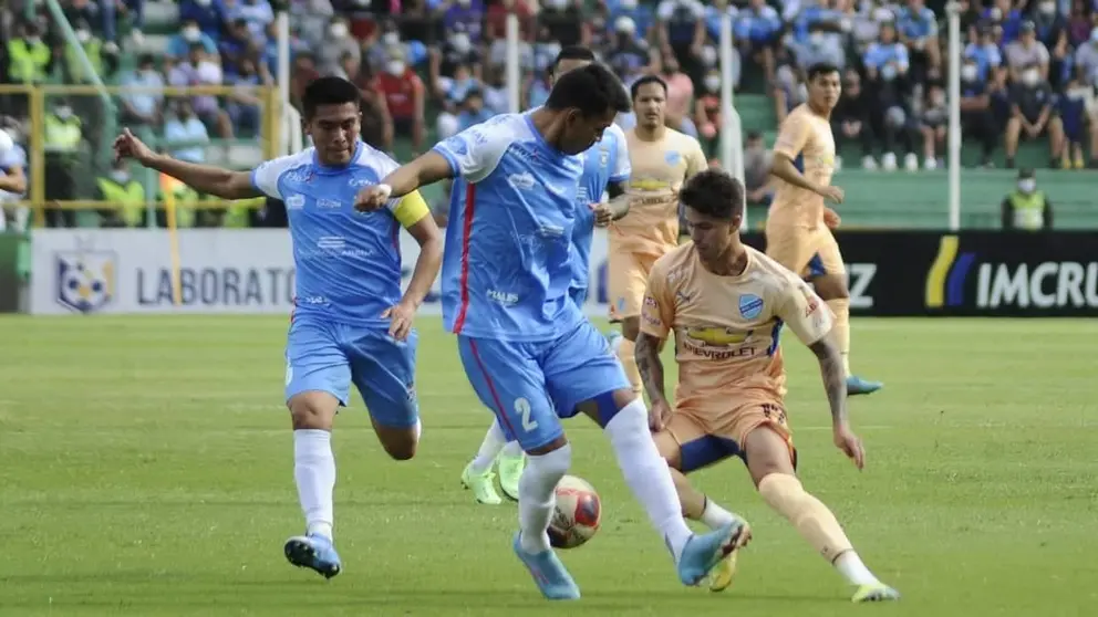 Acciones del encuentro entre Blooming y Bol&iacute;var, por la ida de las semis, en Santa Cruz. APG