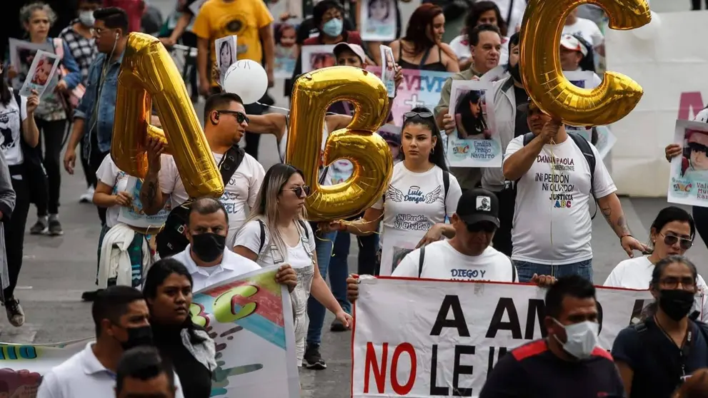 Padres de los 49 ni&ntilde;os muertos en una guarder&iacute;a de M&eacute;xico protestan en las calles. EFE