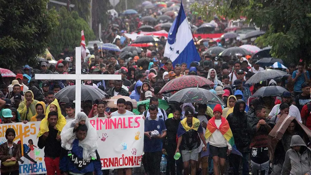 Miles de migrantes caminan en caravana hacia la frontera norte hoy, en la ciudad de Tapachula, en el estado de Chiapas (México). EFE