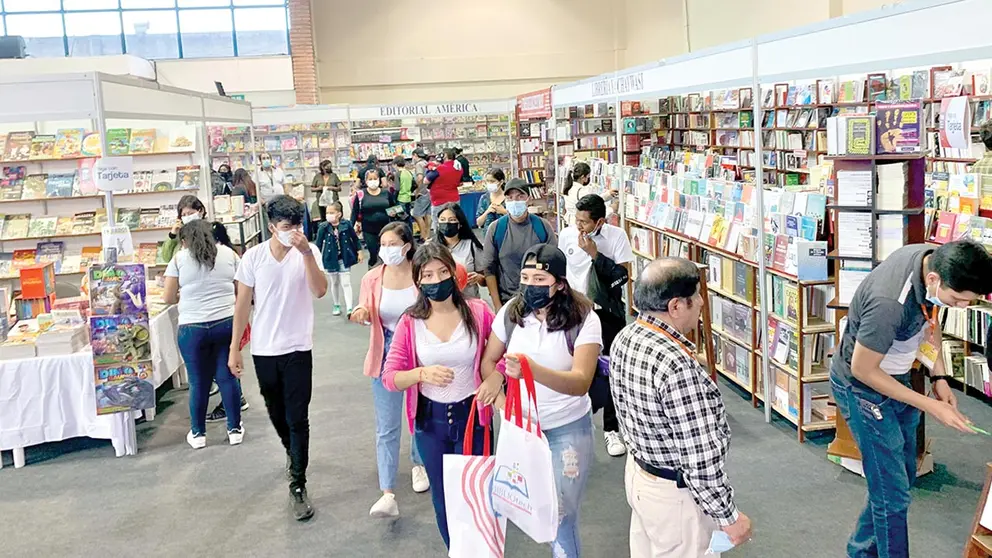 Visitantes en un stand de la 23ava Feria Internacional del Libro de Santa Cruz. SOUZA INFANTAS