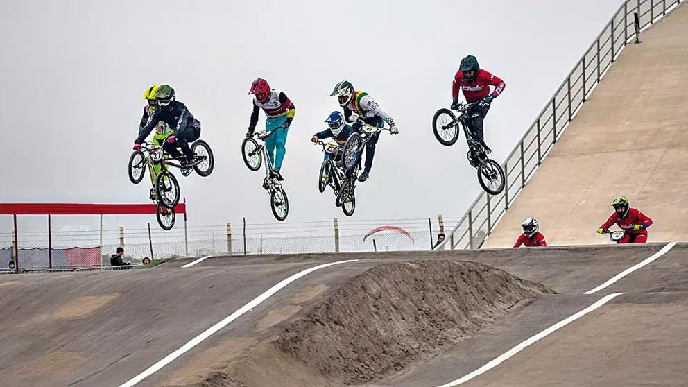 Los pilotos durante la Copa Latinoamericana de BMX en Lima, Perú. COPALATINABMX.COM
