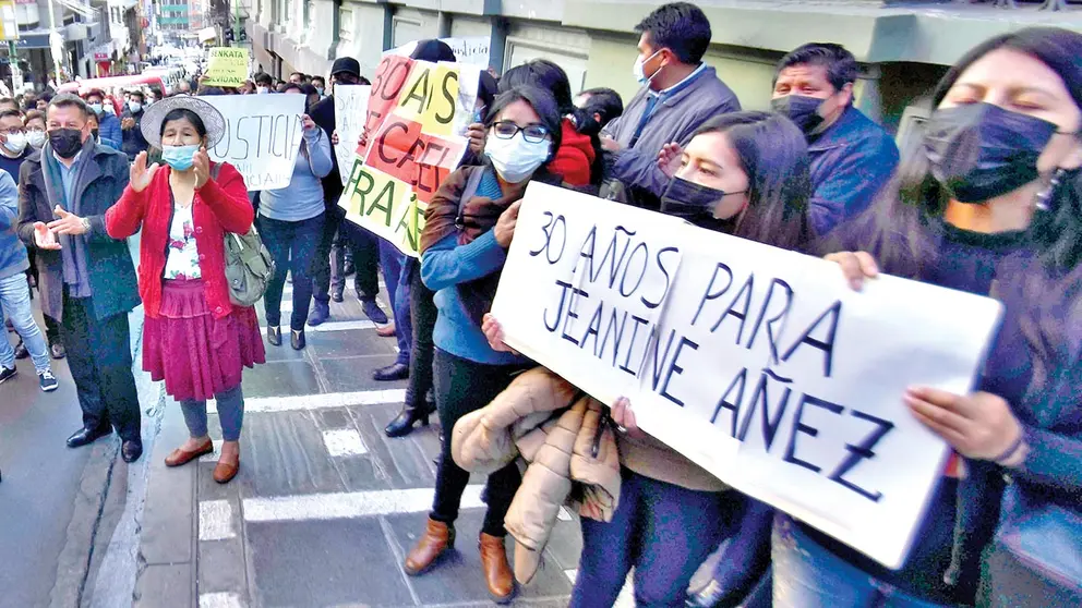 La protesta en puertas del Tribunal de Justicia de La Paz. APG
