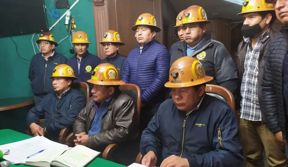 Dirigentes de Fencomin observan el anuncio del presidente Arce sobre la Ley del Oro. ERBOL