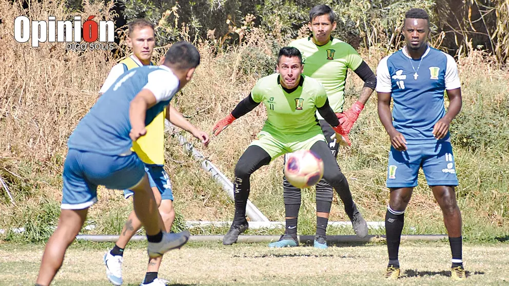 Una sesión de práctica de los jugadores de Palmaflor en la cancha 6 del Félix Capriles. DICO SOLÍS