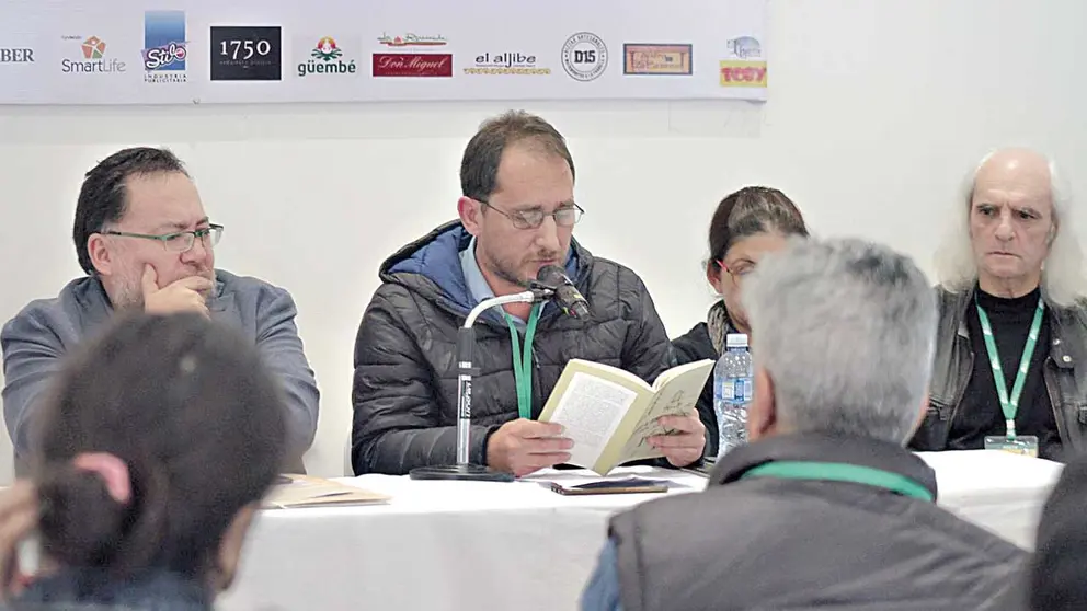 Poetas reunidos en la noche inaugural del Encuentro Ciudad de los Anillos 2022. SOUZA INFANTAS