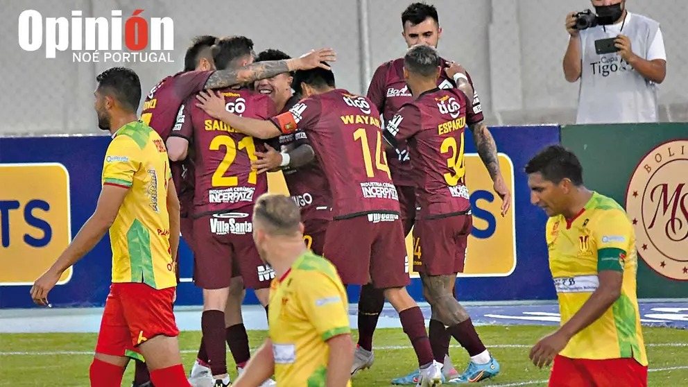 Los jugadores de The Strongest celebran uno de los goles ante  Palmaflor. NOÉ PORTUGAL