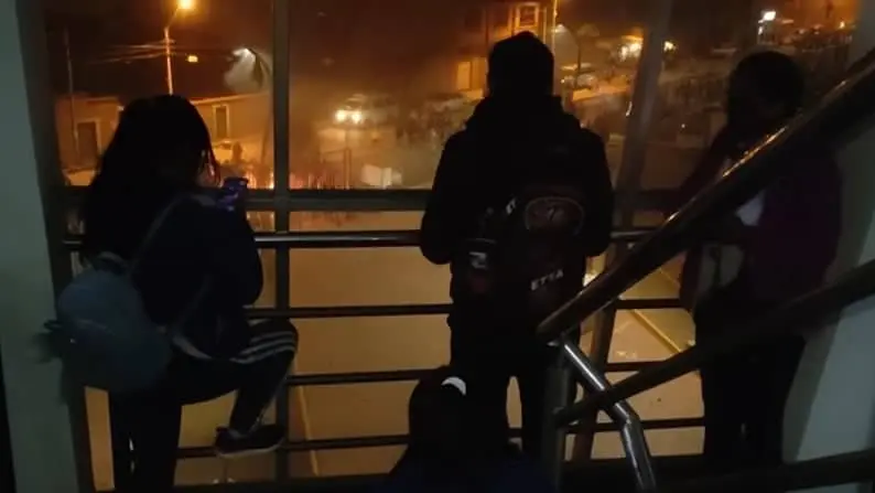Algunas de las personas retenidas, en la Alcald&iacute;a de El Alto.