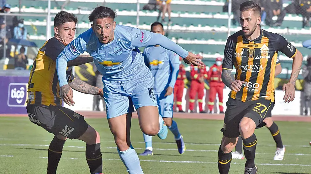Una acción del clásico paceño, en la fase de grupos del torneo Apertura. APG