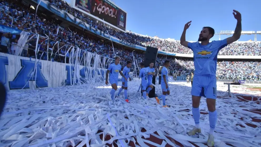 El jugador Bruno Savio, del Club Bol&iacute;var, festeja el primer gol. APG