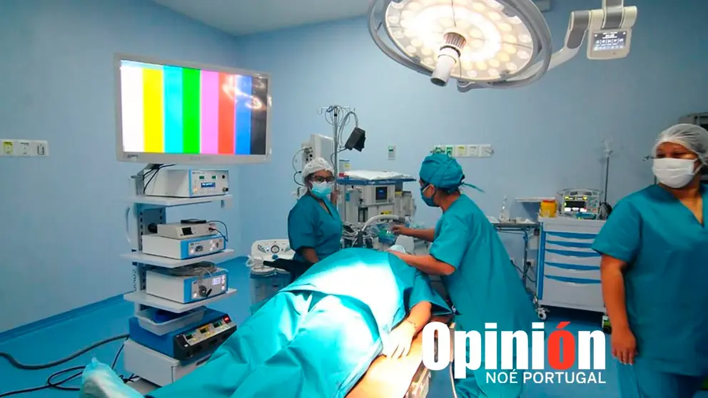 Personal m&eacute;dico junto a equipos de terapia intensiva en el Hospital del Norte. NO&Eacute; PORTUGAL