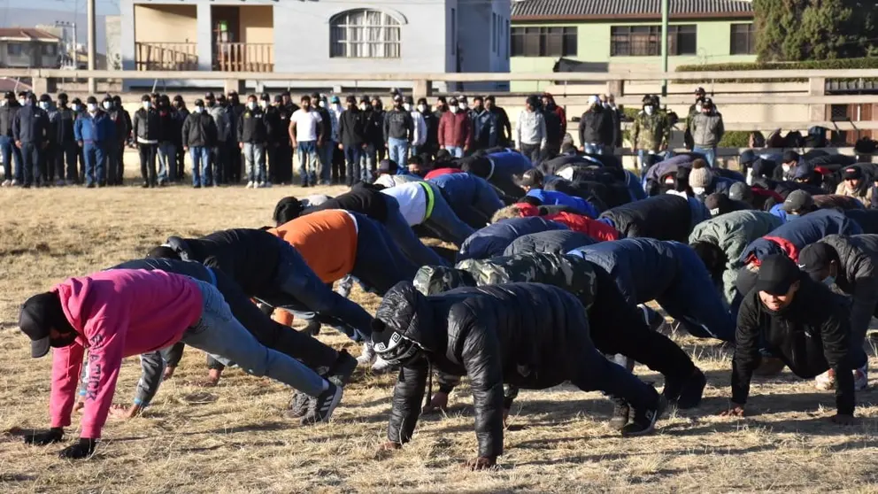 Los nuevos guardias municipales durante su preparaci&oacute;n f&iacute;sica, el 9 de junio. NO&Eacute; PORTUGAL