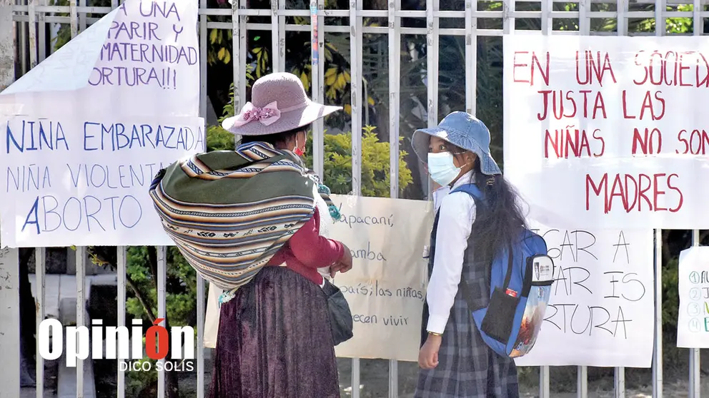 Transeúntes observan los carteles que pegaron activistas en puertas del Maternológico. DICO SOLÍS