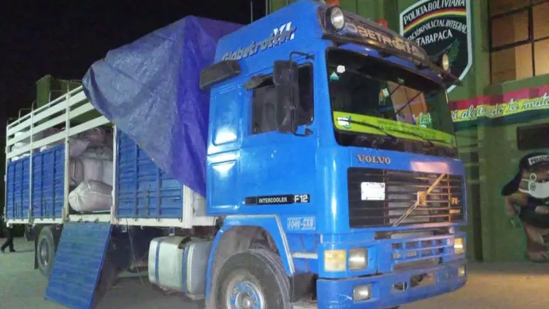 El cami&oacute;n que fue interceptado por la Polic&iacute;a, en El Alto.