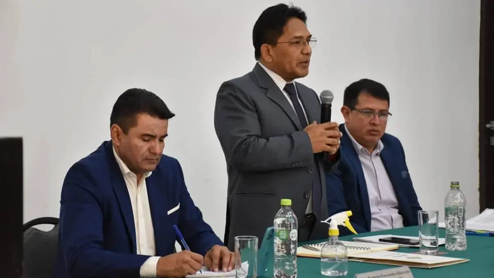 El viceministro Jorge Silva (c), junto al presidente de la C&aacute;mara Departamental de la Construcci&oacute;n de Cochabamba (i), Ra&uacute;l Solares. NO&Eacute; PORTUGAL