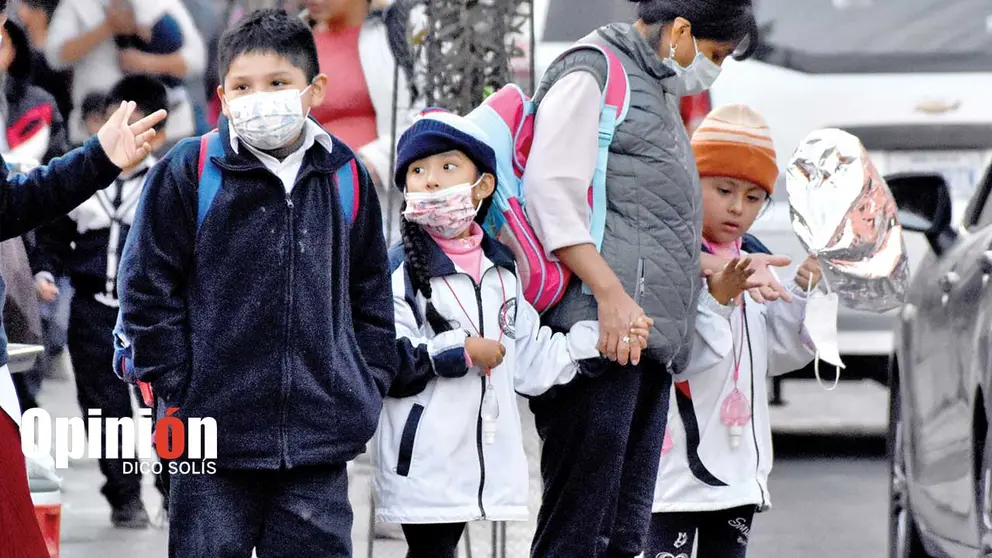 Niños abrigados y con barbijos van a pasar clases en Cochabamba. DICO SOLIS