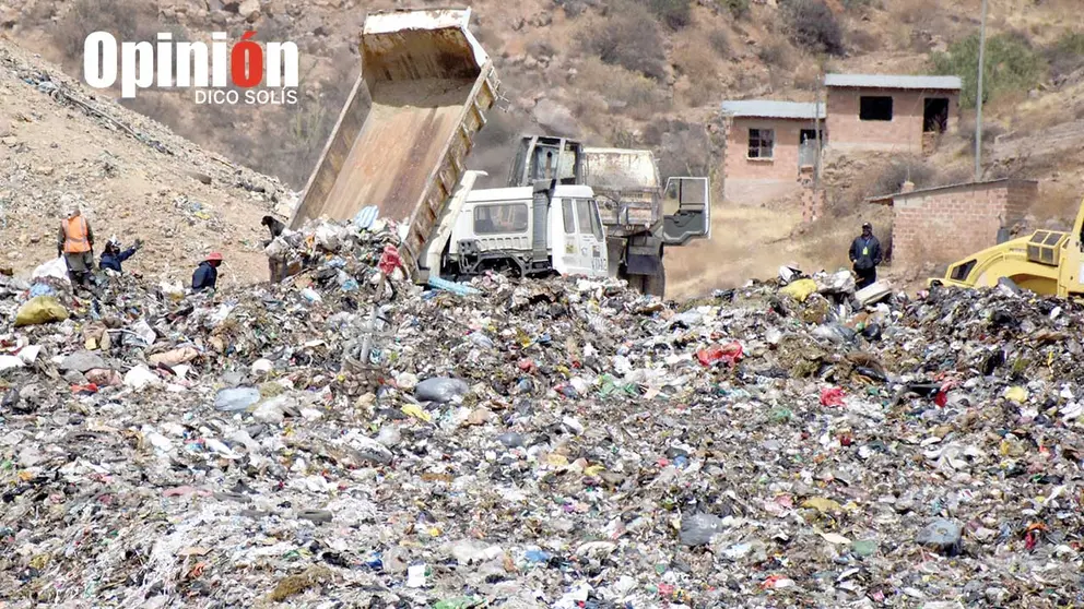Carros basureros depositan desperdicios en K&acute;ara K&acute;ara. DICO SOLÍS