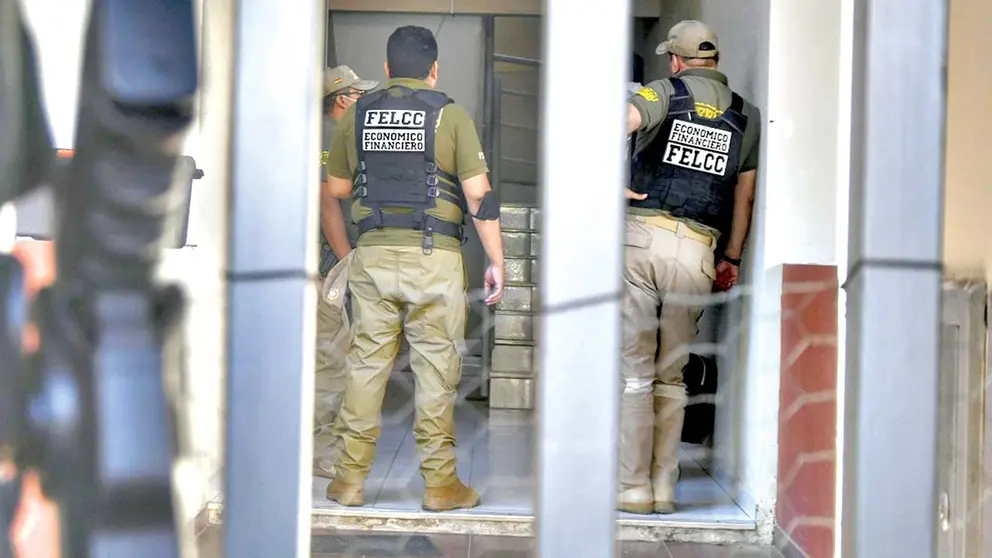 Los investigadores procesan la escena del tiroteo donde recapturaron a los brasileños. APG