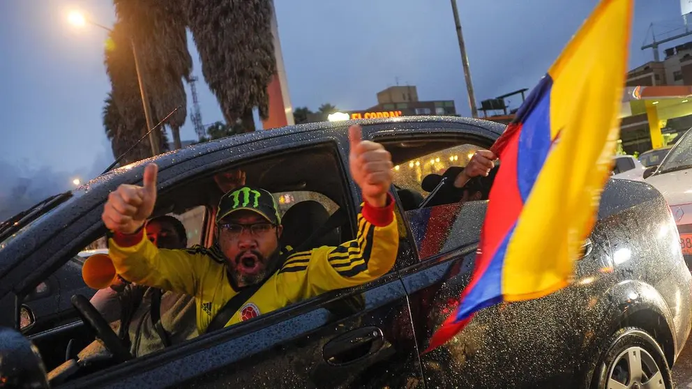 Ciudadanos celebran la victoria del presidente electo Gustavo Petro y la vicepresidente Francia M&aacute;rquez, en la Plaza de Bol&iacute;var en Bogot&aacute; (Colombia). EFE/ Natalia Pedraza