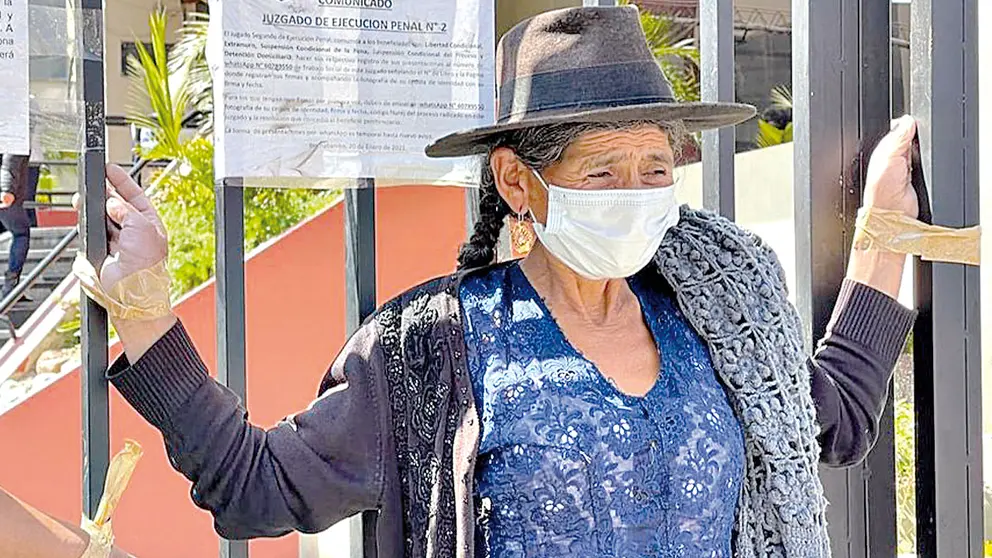 Pilar Reyes, madre de una víctima de feminicidio, se  crucifica por justicia. OPINIÓN