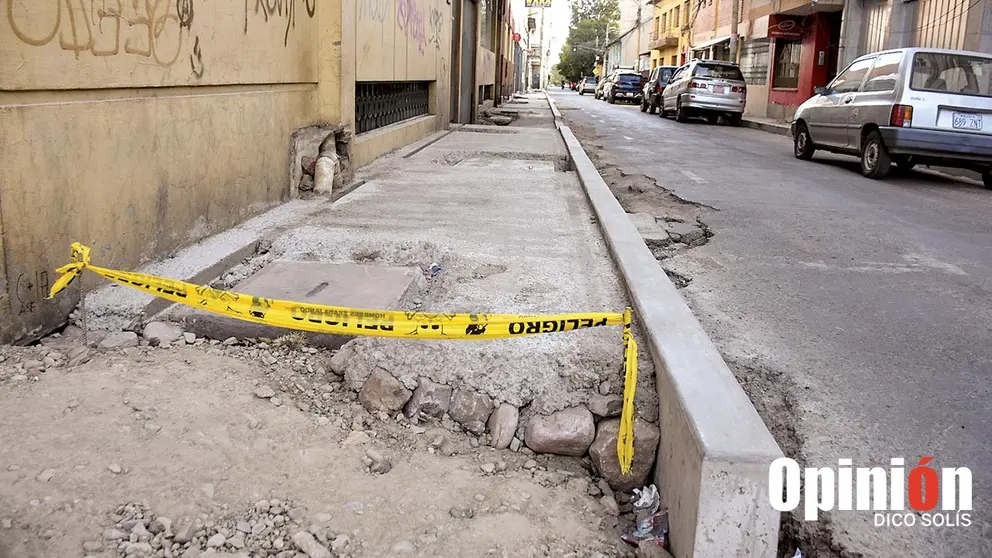 Así luce la acera ubicada en la calle Ecuador y avenida Ayacucho. DICO SOLIS.