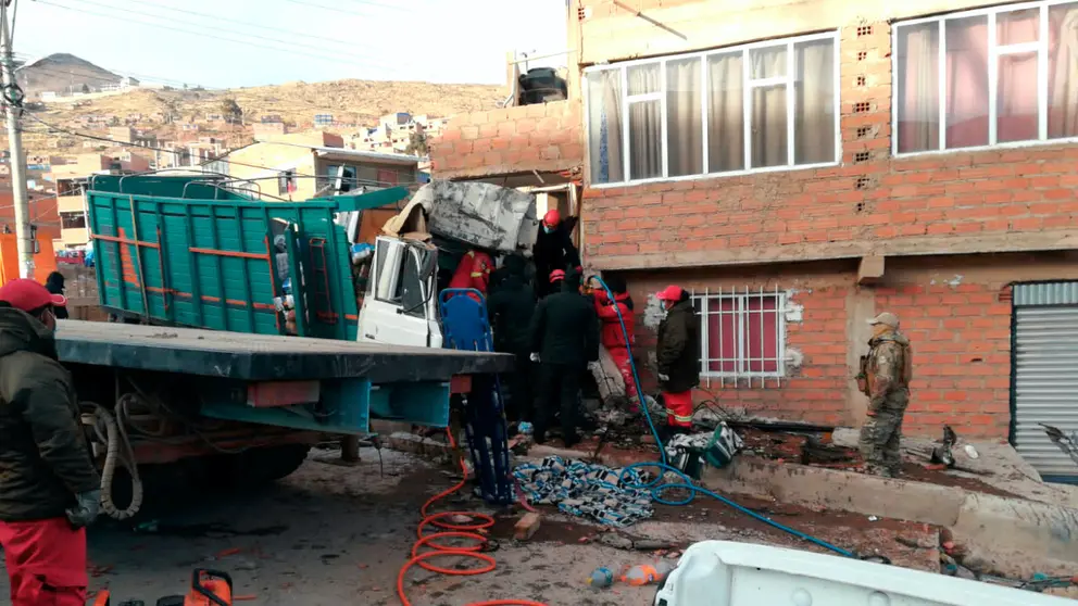 Restos del veh&iacute;culo que sufri&oacute; un accidente en el que muri&oacute; un militar.