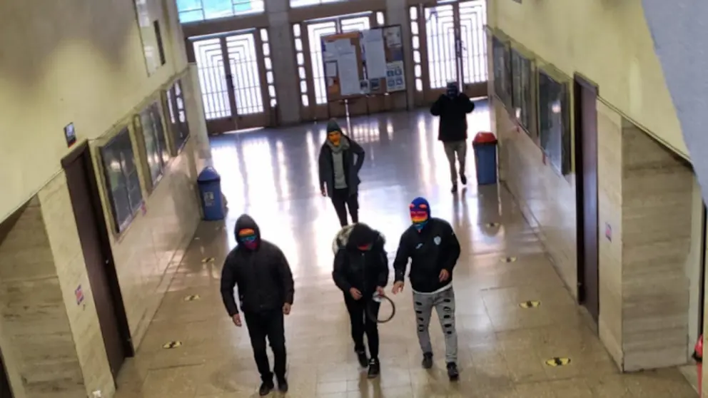 Grupo de encapuchados en la toma del Monoblock de la UMSA. DIC-UMSA