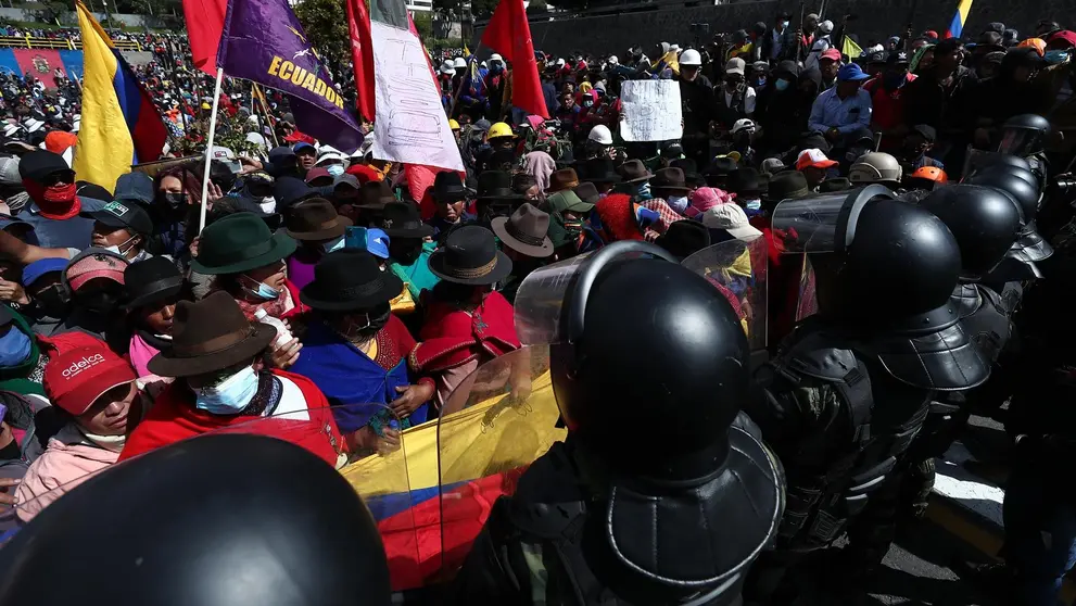 Polic&iacute;as bloquean el paso de manifestantes que tratan de llegar a la sede de la Asamblea Nacional. EFE