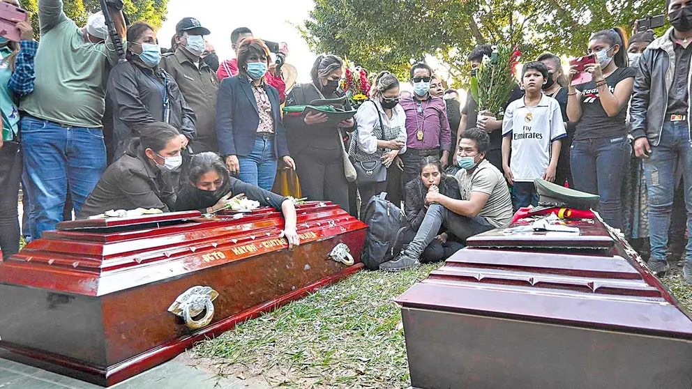 Familiares, oficiales y amigos despiden a los policías acribillados en Porongo, Santa Cruz. APG