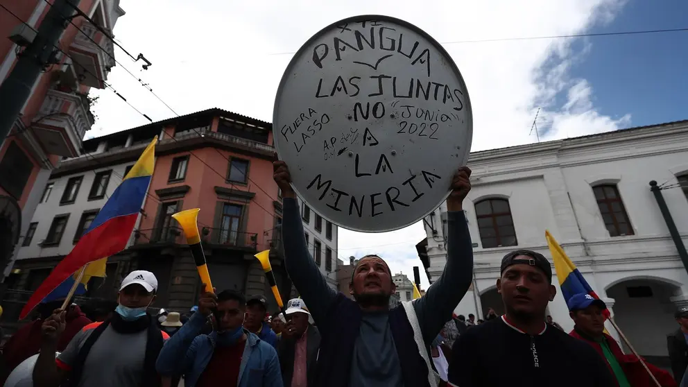 Manifestantes marchan pac&iacute;ficamente hacia el Palacio de Gobierno hoy.            EFE