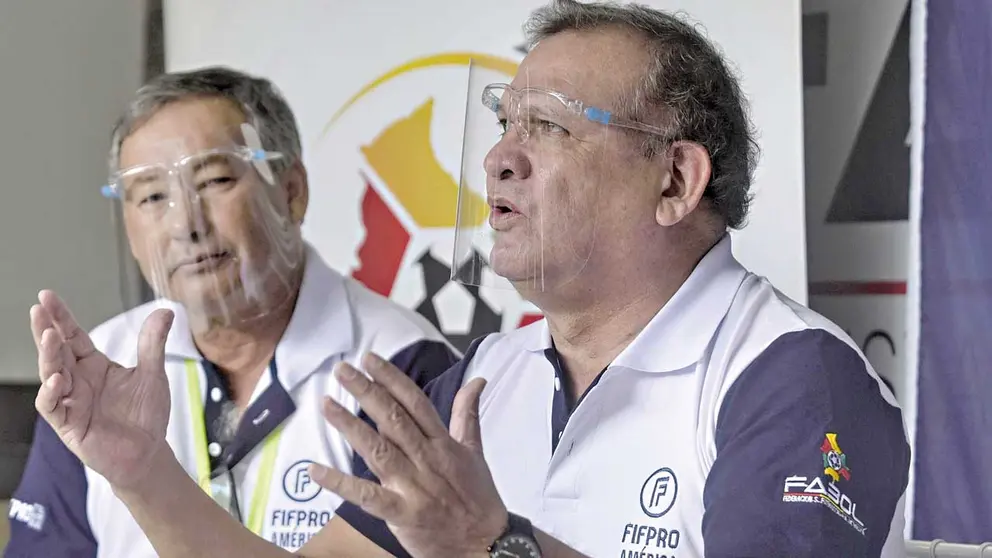 David Paniagua (d), ejecutivo de FABOL, durante una rueda de prensa. ARCHIVO