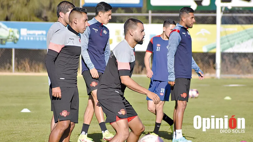 Una sesión de entrenamiento de los jugadores de Wilstermann, antes del debut. DICO SOLÍS