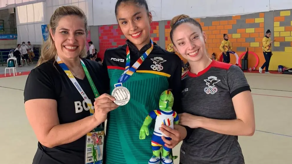 Cibelle Anah&iacute; Gonz&aacute;lez (c), ganadora de plata en r&iacute;tmica. COB