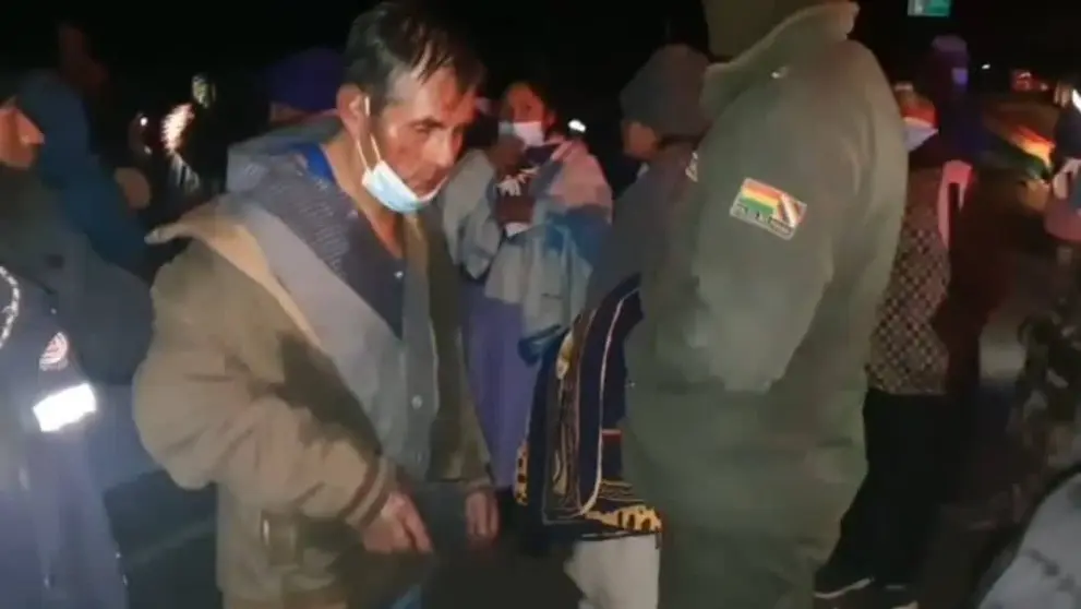 El chofer del bus que embisti&oacute; a bloqueadores, en la ruta a Potos&iacute;. CAPTURA DE VIDEO